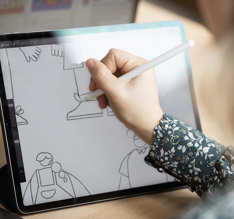 Artiste qui dessine une illustration sur une tablette